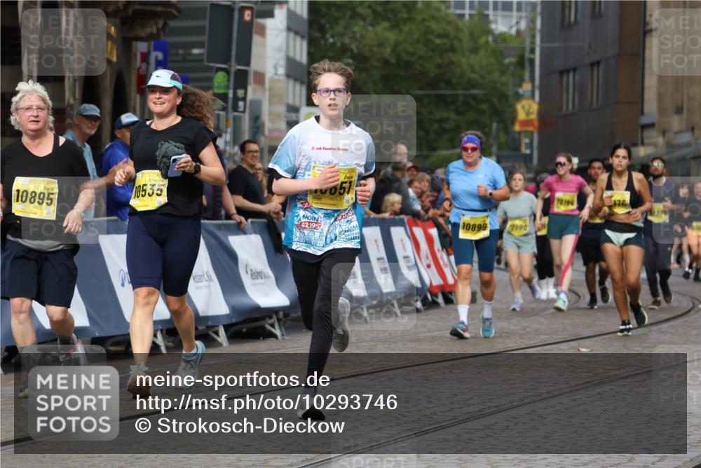 13.09.2026 - 21. swb-Marathon Bremen Strokosch-Dieckow http://msf.ph/oto/10293746 13.09.2026 11:18:29 Ziel 10191, 10192, 10459, 10513, 10713, 11482, 11808, 11829, 11943, 12177, 12178, 10194, 10600, 10899, 10997, 12371, 12422, 12561 meine-sportfotos.de