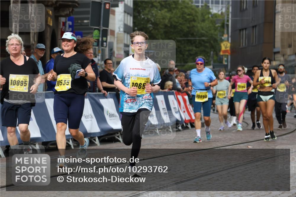 13.09.2026 - 21. swb-Marathon Bremen Strokosch-Dieckow http://msf.ph/oto/10293762 13.09.2026 11:18:29 Ziel 10191, 10192, 10459, 10513, 10713, 11482, 11808, 11829, 11943, 12177, 12178, 10194, 10600, 10899, 10997, 12371, 12422, 12561 meine-sportfotos.de