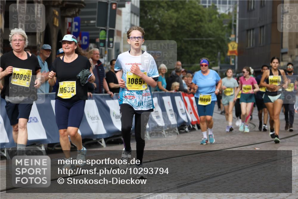 13.09.2026 - 21. swb-Marathon Bremen Strokosch-Dieckow http://msf.ph/oto/10293794 13.09.2026 11:18:29 Ziel 10191, 10192, 10459, 10513, 10713, 11482, 11808, 11829, 11943, 12177, 12178, 10194, 10600, 10899, 10997, 12371, 12422, 12561 meine-sportfotos.de