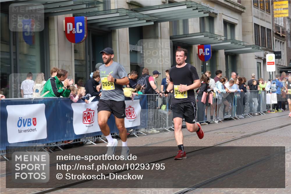 13.09.2026 - 21. swb-Marathon Bremen Strokosch-Dieckow http://msf.ph/oto/10293795 13.09.2026 10:45:52 Ziel 10228, 10447, 10992, 11706, 11925, 11926, 11956, 12556, 12557, 13529, 13609, 13612, 13640, 10436, 10464, 10541, 10583, 10987, 11015, 11063, 11279, 11559, 11762, 11845, 12033, 12069, 12087, 12290, 12355, 12556, 12557, 13532, 13595, 13628 meine-sportfotos.de