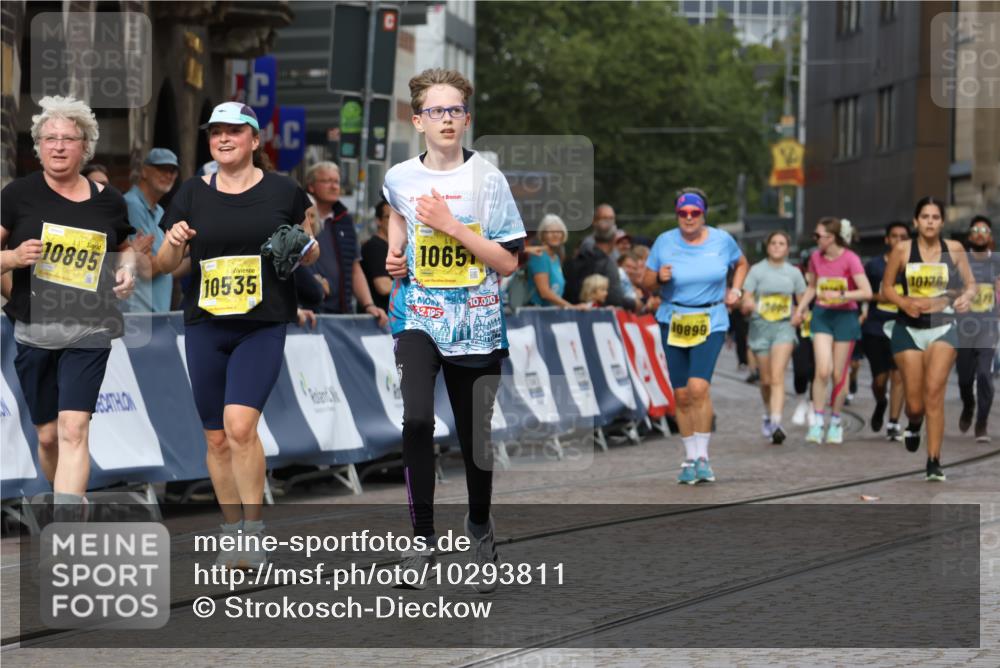 13.09.2026 - 21. swb-Marathon Bremen Strokosch-Dieckow http://msf.ph/oto/10293811 13.09.2026 11:18:29 Ziel 10191, 10192, 10459, 10513, 10713, 11482, 11808, 11829, 11943, 12177, 12178, 10194, 10600, 10899, 10997, 12371, 12422, 12561 meine-sportfotos.de