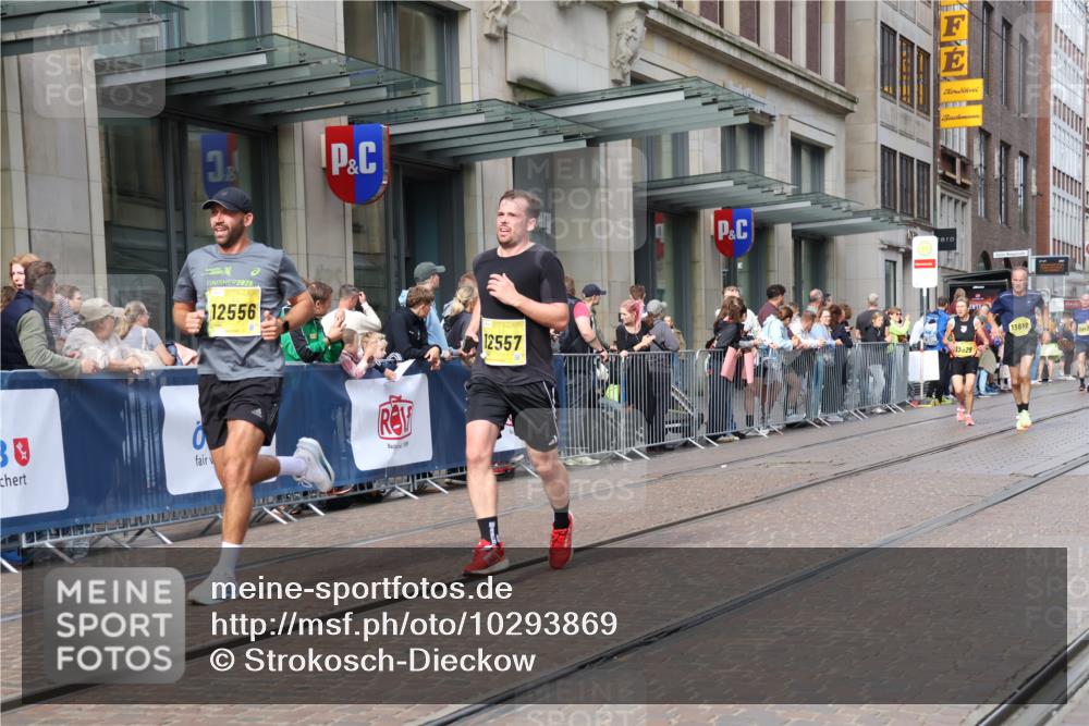 13.09.2026 - 21. swb-Marathon Bremen Strokosch-Dieckow http://msf.ph/oto/10293869 13.09.2026 10:45:52 Ziel 10228, 10447, 10992, 11706, 11925, 11926, 11956, 12556, 12557, 13529, 13609, 13612, 13640, 10436, 10464, 10541, 10583, 10987, 11015, 11063, 11279, 11559, 11762, 11845, 12033, 12069, 12087, 12290, 12355, 12556, 12557, 13532, 13595, 13628 meine-sportfotos.de