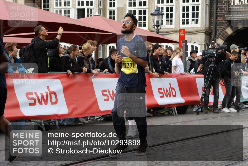 13.09.2026 - 21. swb-Marathon Bremen Strokosch-Dieckow http://msf.ph/oto/10293898 13.09.2026 11:18:47 Ziel 10176, 10194, 10535, 10600, 10651, 10895, 10899, 12371, 12561, 10005, 10202, 10344, 10524, 11629, 11794, 12090 meine-sportfotos.de