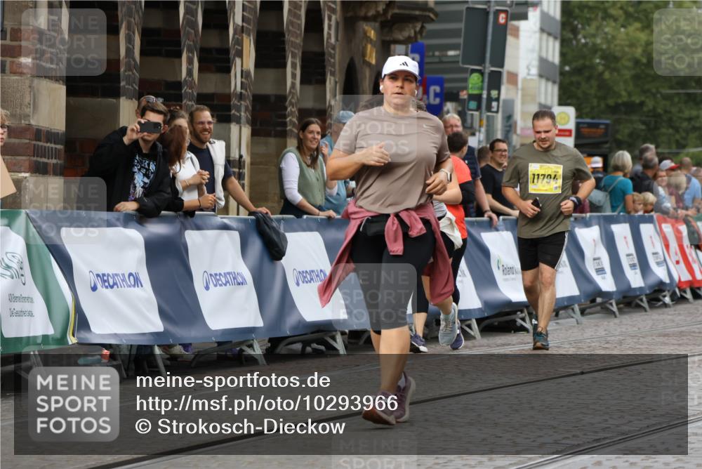 13.09.2026 - 21. swb-Marathon Bremen Strokosch-Dieckow http://msf.ph/oto/10293966 13.09.2026 11:18:56 Ziel 10176, 10194, 10264, 10535, 10600, 10895, 10899, 10997, 11443, 12371, 12422, 12561 meine-sportfotos.de