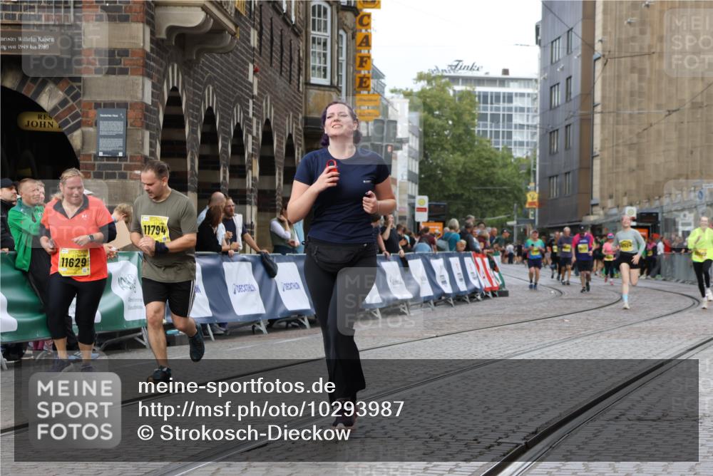 13.09.2026 - 21. swb-Marathon Bremen Strokosch-Dieckow http://msf.ph/oto/10293987 13.09.2026 11:19:02 Ziel 10005, 10194, 10264, 10344, 10568, 10600, 10899, 10997, 11443, 12371, 12422, 12561, 12462 meine-sportfotos.de