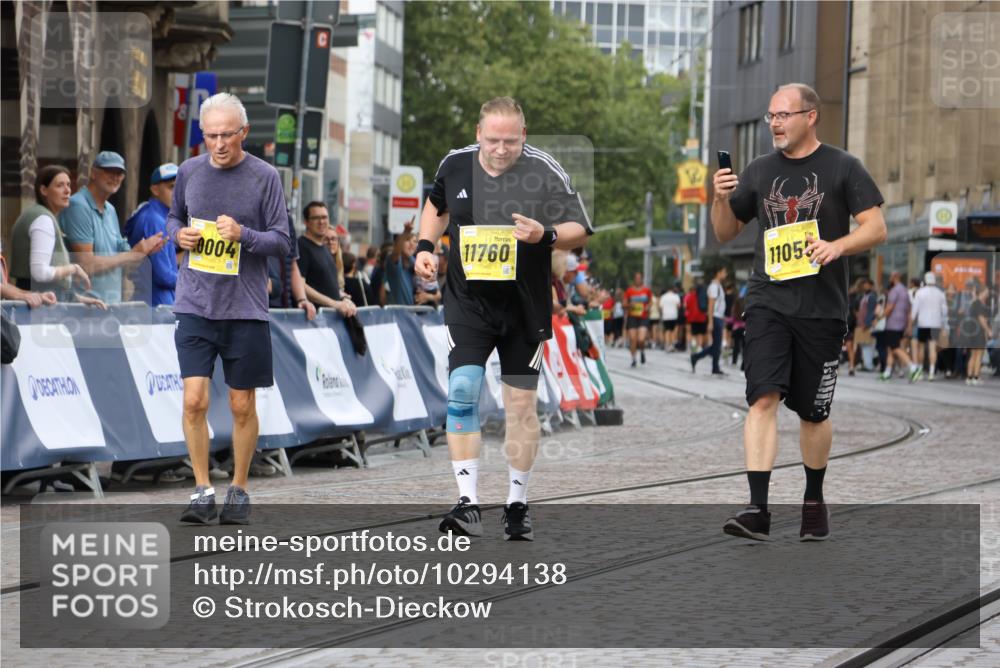 13.09.2026 - 21. swb-Marathon Bremen Strokosch-Dieckow http://msf.ph/oto/10294138 13.09.2026 11:19:28 Ziel 12462, 11457 meine-sportfotos.de