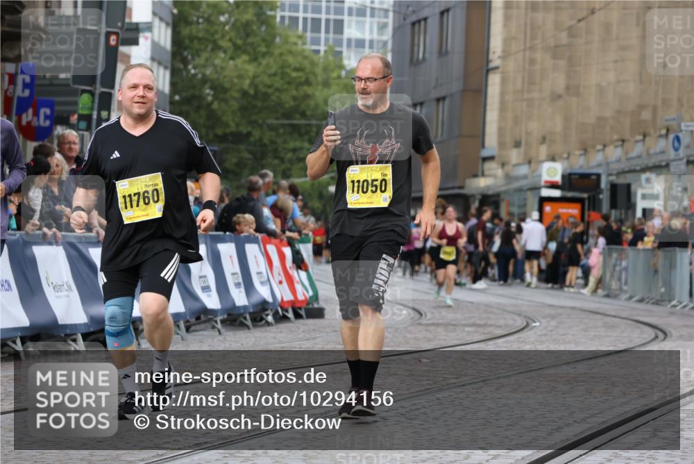 13.09.2026 - 21. swb-Marathon Bremen Strokosch-Dieckow http://msf.ph/oto/10294156 13.09.2026 11:19:29 Ziel 10629, 12462, 11457 meine-sportfotos.de