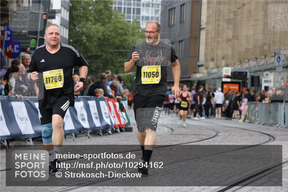 13.09.2026 - 21. swb-Marathon Bremen Strokosch-Dieckow http://msf.ph/oto/10294162 13.09.2026 11:19:29 Ziel 10629, 12462, 11457 meine-sportfotos.de