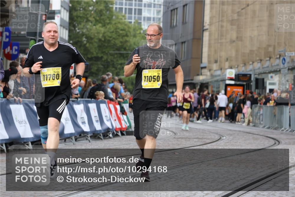 13.09.2026 - 21. swb-Marathon Bremen Strokosch-Dieckow http://msf.ph/oto/10294168 13.09.2026 11:19:30 Ziel 10629, 10933, 12462, 11457 meine-sportfotos.de