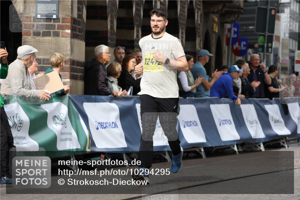 13.09.2026 - 21. swb-Marathon Bremen Strokosch-Dieckow http://msf.ph/oto/10294295 13.09.2026 11:20:02 Ziel 10882, 11457, 11244, 11333, 11337 meine-sportfotos.de