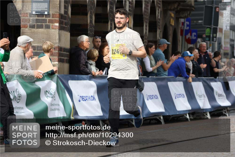 13.09.2026 - 21. swb-Marathon Bremen Strokosch-Dieckow http://msf.ph/oto/10294300 13.09.2026 11:20:02 Ziel 10882, 11457, 11244, 11333, 11337 meine-sportfotos.de