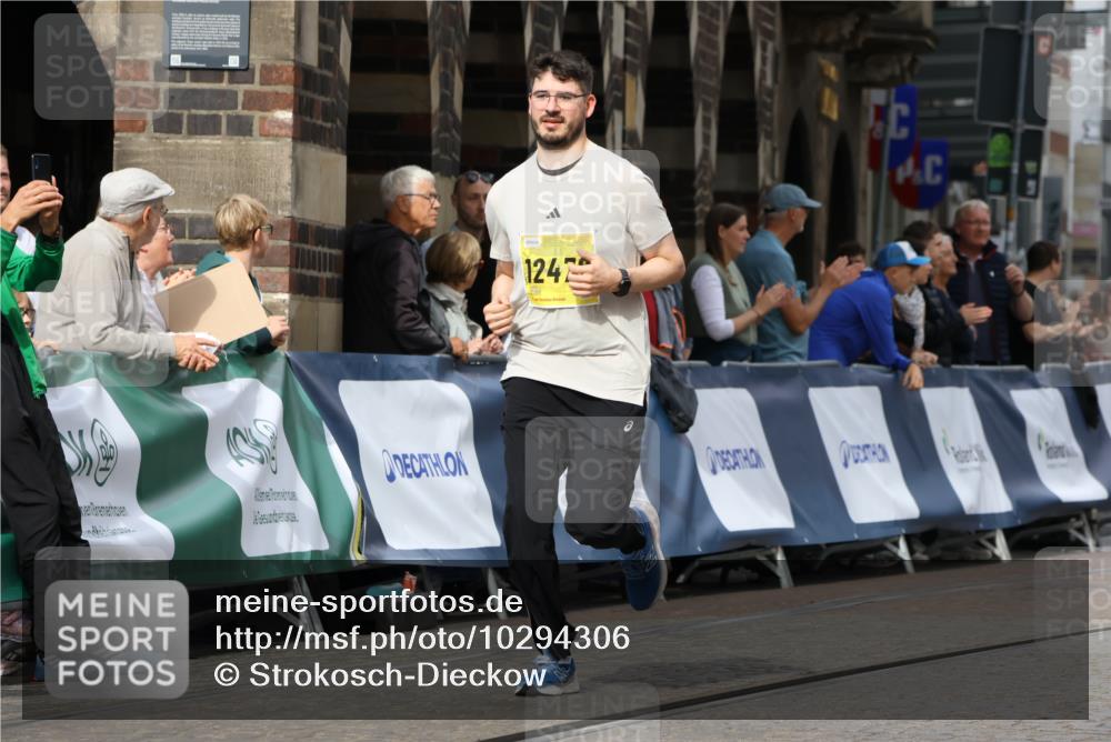 13.09.2026 - 21. swb-Marathon Bremen Strokosch-Dieckow http://msf.ph/oto/10294306 13.09.2026 11:20:02 Ziel 10882, 11457, 11244, 11333, 11337 meine-sportfotos.de