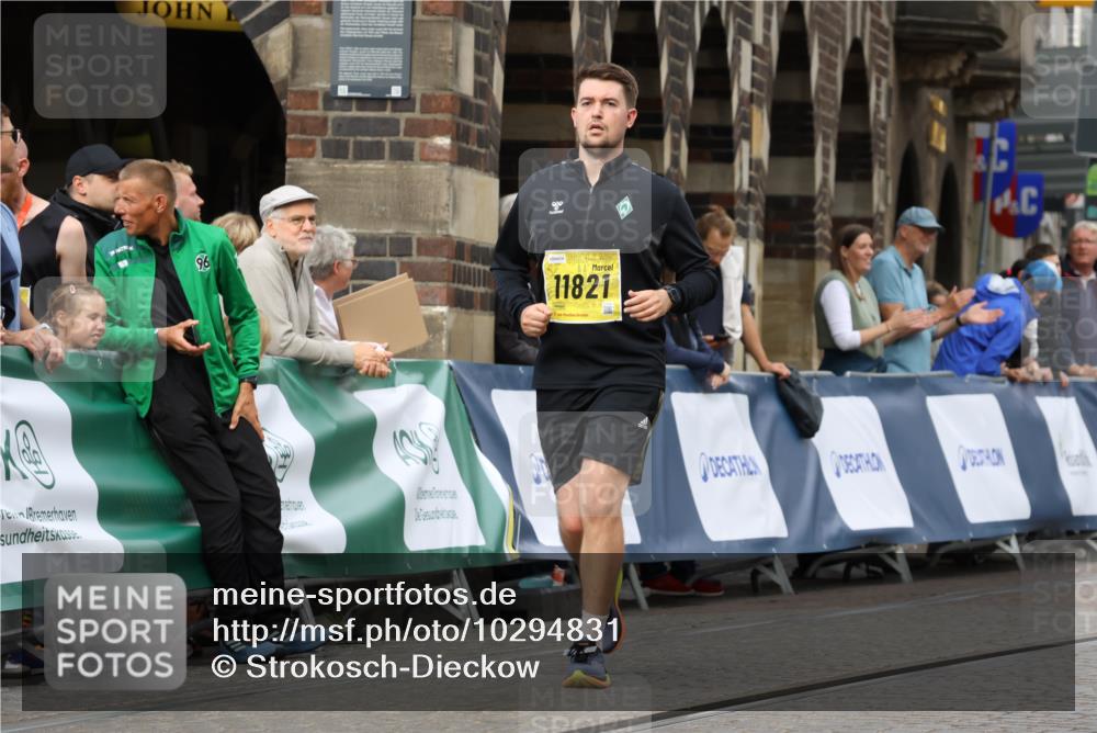 13.09.2026 - 21. swb-Marathon Bremen Strokosch-Dieckow http://msf.ph/oto/10294831 13.09.2026 11:21:35 Ziel 11262, 11780, 11104 meine-sportfotos.de