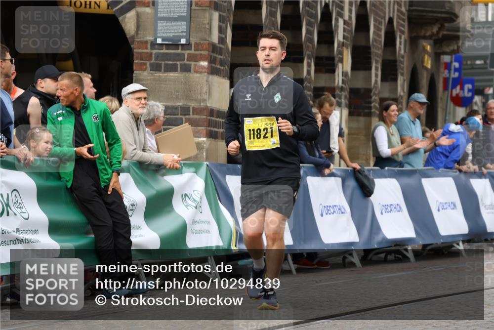 13.09.2026 - 21. swb-Marathon Bremen Strokosch-Dieckow http://msf.ph/oto/10294839 13.09.2026 11:21:35 Ziel 11262, 11780, 11104 meine-sportfotos.de