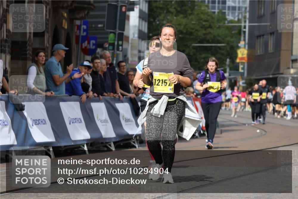 13.09.2026 - 21. swb-Marathon Bremen Strokosch-Dieckow http://msf.ph/oto/10294904 13.09.2026 11:22:05 Ziel 11104, 11639, 11698 meine-sportfotos.de