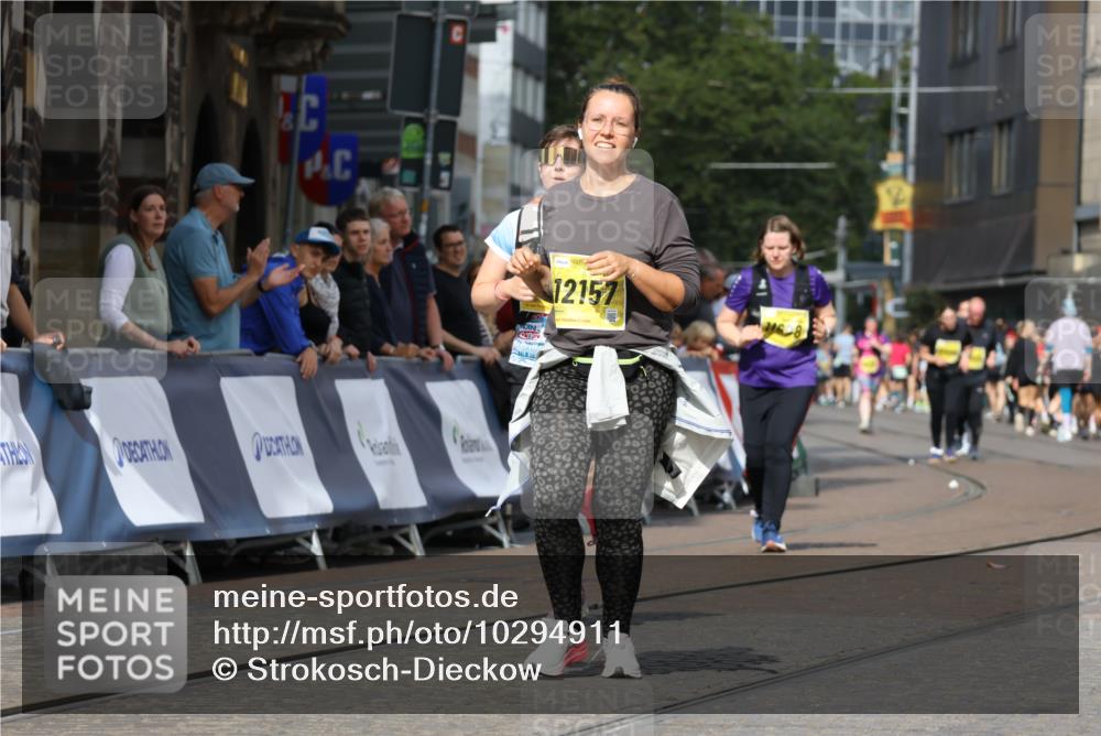 13.09.2026 - 21. swb-Marathon Bremen Strokosch-Dieckow http://msf.ph/oto/10294911 13.09.2026 11:22:05 Ziel 11104, 11639, 11698 meine-sportfotos.de