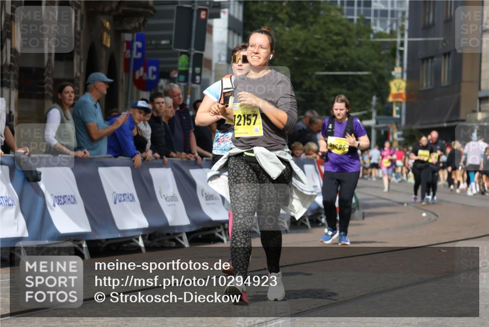 13.09.2026 - 21. swb-Marathon Bremen Strokosch-Dieckow http://msf.ph/oto/10294923 13.09.2026 11:22:05 Ziel 11104, 11639, 11698 meine-sportfotos.de