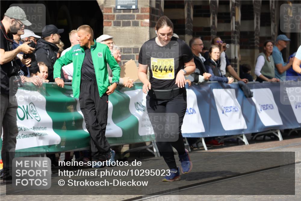 13.09.2026 - 21. swb-Marathon Bremen Strokosch-Dieckow http://msf.ph/oto/10295023 13.09.2026 11:22:30 Ziel 11698, 12157, 11574 meine-sportfotos.de