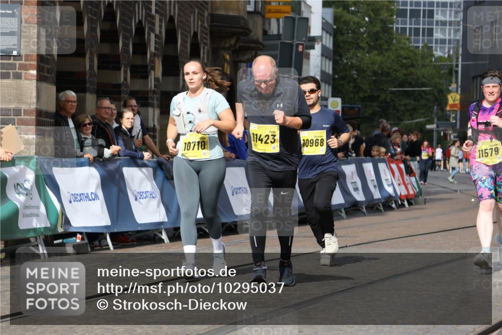 13.09.2026 - 21. swb-Marathon Bremen Strokosch-Dieckow http://msf.ph/oto/10295037 13.09.2026 11:22:32 Ziel 11698, 12157, 11574 meine-sportfotos.de