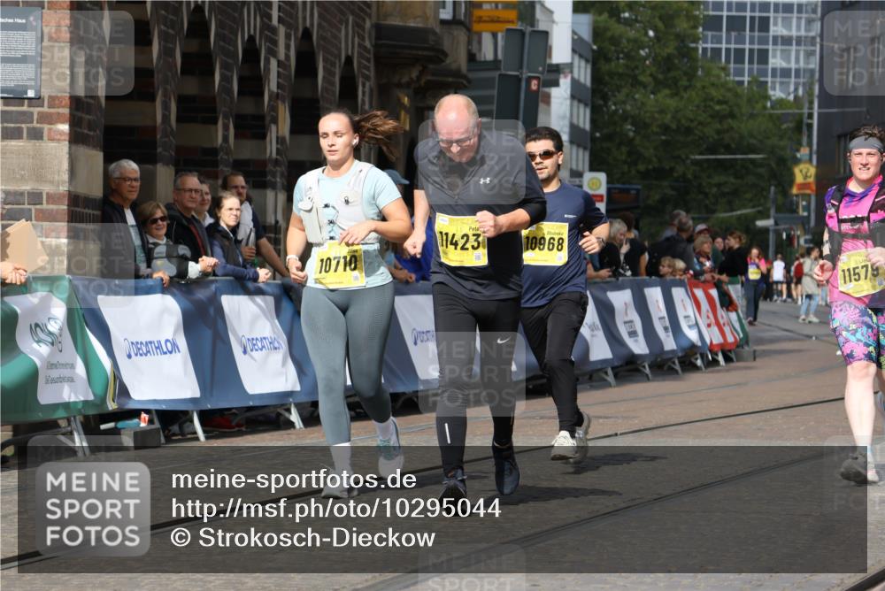 13.09.2026 - 21. swb-Marathon Bremen Strokosch-Dieckow http://msf.ph/oto/10295044 13.09.2026 11:22:32 Ziel 11698, 12157, 11574 meine-sportfotos.de