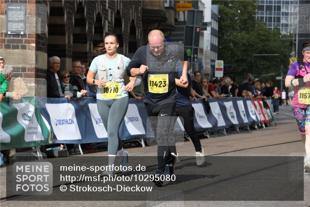 13.09.2026 - 21. swb-Marathon Bremen Strokosch-Dieckow http://msf.ph/oto/10295080 13.09.2026 11:22:32 Ziel 11698, 12157, 11574 meine-sportfotos.de