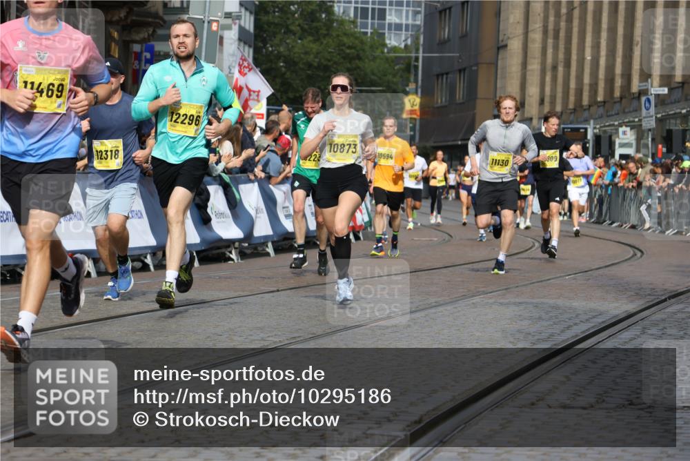 13.09.2026 - 21. swb-Marathon Bremen Strokosch-Dieckow http://msf.ph/oto/10295186 13.09.2026 10:47:40 Ziel 10189, 10310, 10319, 10807, 10898, 11187, 11269, 11462, 11650, 11651, 11814, 12048, 12195, 12298, 13528, 13545, 13589, 10172, 10393, 10592, 11018, 11360, 11634, 11894, 12278, 12558 meine-sportfotos.de