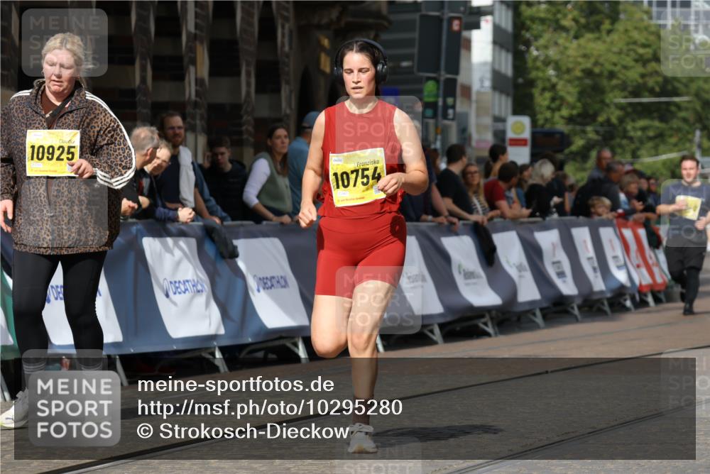 13.09.2026 - 21. swb-Marathon Bremen Strokosch-Dieckow http://msf.ph/oto/10295280 13.09.2026 11:23:24 Ziel 10349, 12083, 11266, 11663, 12340, 12440 meine-sportfotos.de