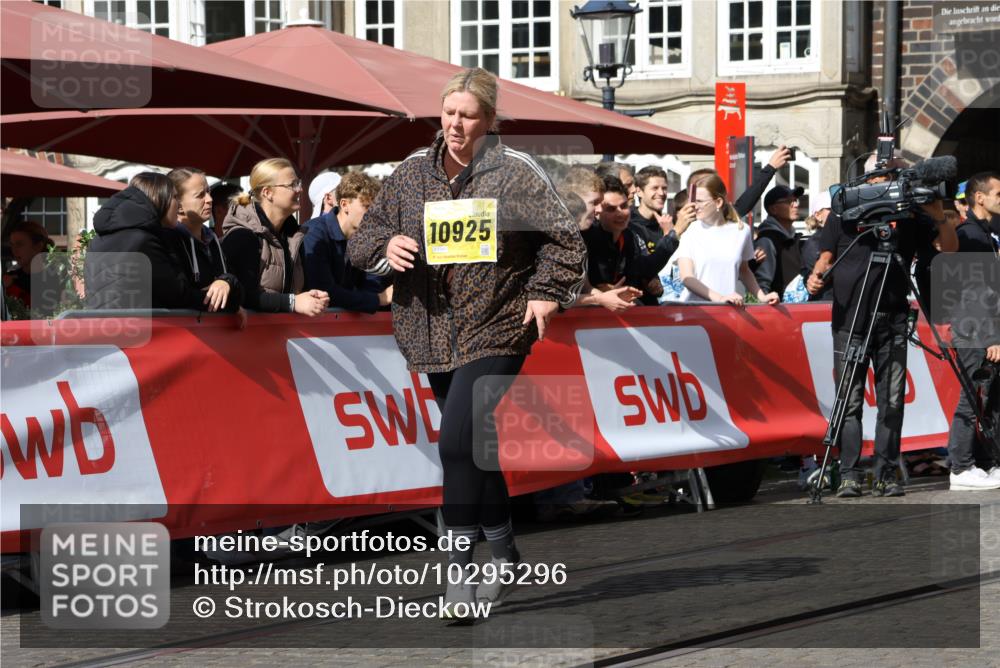 13.09.2026 - 21. swb-Marathon Bremen Strokosch-Dieckow http://msf.ph/oto/10295296 13.09.2026 11:23:28 Ziel 10349, 10754, 12083, 12440 meine-sportfotos.de