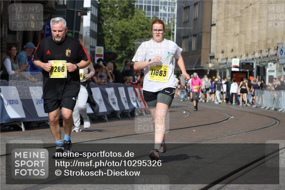 13.09.2026 - 21. swb-Marathon Bremen Strokosch-Dieckow http://msf.ph/oto/10295326 13.09.2026 11:23:34 Ziel 10349, 10754, 10925 meine-sportfotos.de