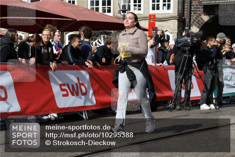 13.09.2026 - 21. swb-Marathon Bremen Strokosch-Dieckow http://msf.ph/oto/10295388 13.09.2026 11:23:42 Ziel 10349, 10754, 10925, 11266, 11663, 12340, 10292, 10970 meine-sportfotos.de