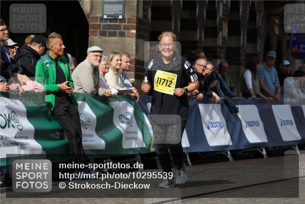 13.09.2026 - 21. swb-Marathon Bremen Strokosch-Dieckow http://msf.ph/oto/10295539 13.09.2026 11:24:22 Ziel 10292, 10413, 10970 meine-sportfotos.de