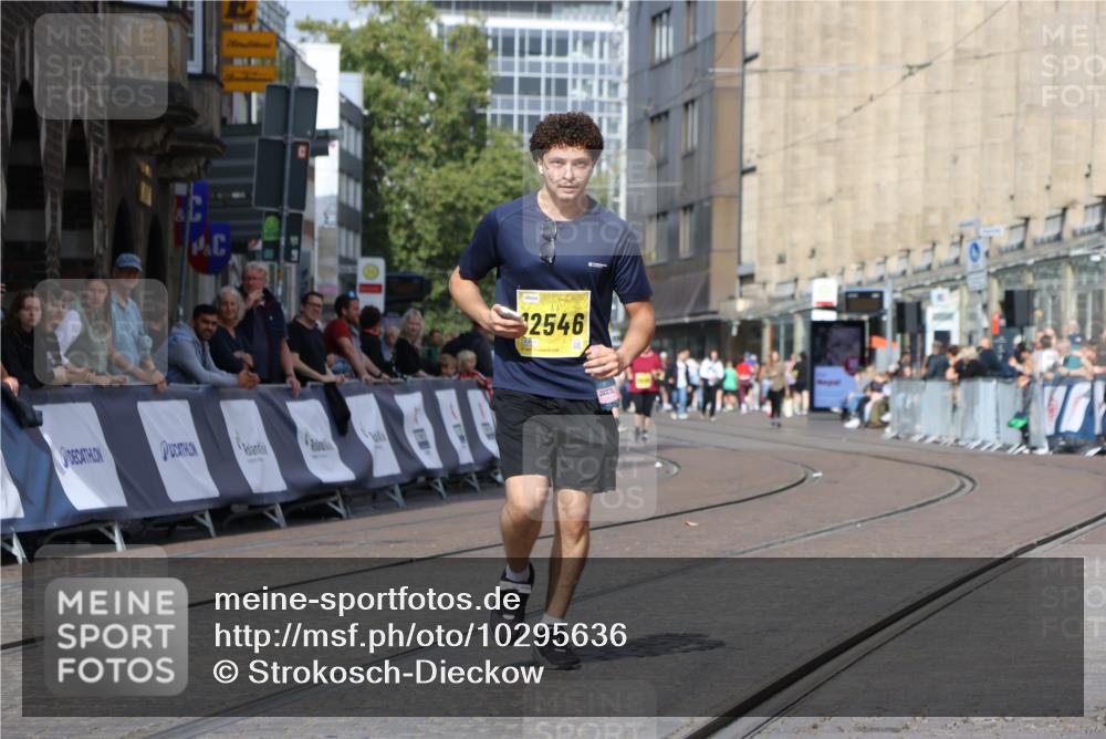 13.09.2026 - 21. swb-Marathon Bremen Strokosch-Dieckow http://msf.ph/oto/10295636 13.09.2026 11:26:19 Ziel 11538 meine-sportfotos.de