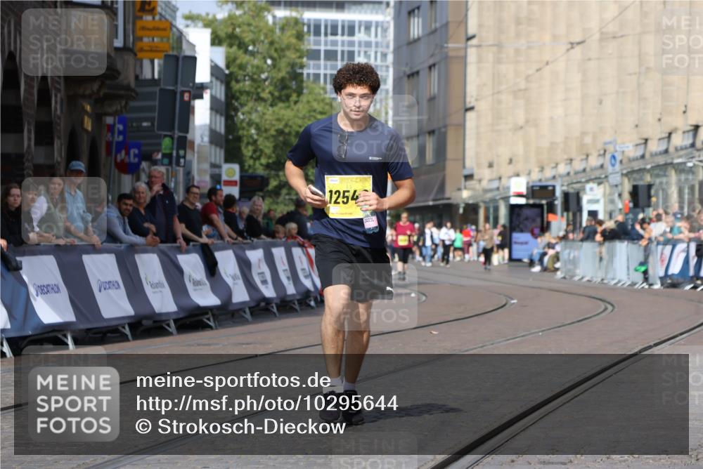 13.09.2026 - 21. swb-Marathon Bremen Strokosch-Dieckow http://msf.ph/oto/10295644 13.09.2026 11:26:19 Ziel 11538 meine-sportfotos.de