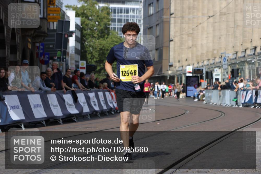 13.09.2026 - 21. swb-Marathon Bremen Strokosch-Dieckow http://msf.ph/oto/10295660 13.09.2026 11:26:19 Ziel 11538 meine-sportfotos.de