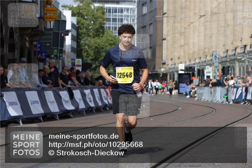 13.09.2026 - 21. swb-Marathon Bremen Strokosch-Dieckow http://msf.ph/oto/10295668 13.09.2026 11:26:19 Ziel 11538 meine-sportfotos.de
