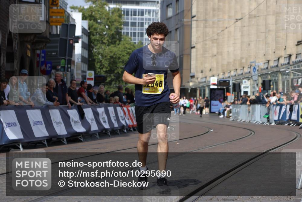 13.09.2026 - 21. swb-Marathon Bremen Strokosch-Dieckow http://msf.ph/oto/10295690 13.09.2026 11:26:19 Ziel 11538 meine-sportfotos.de