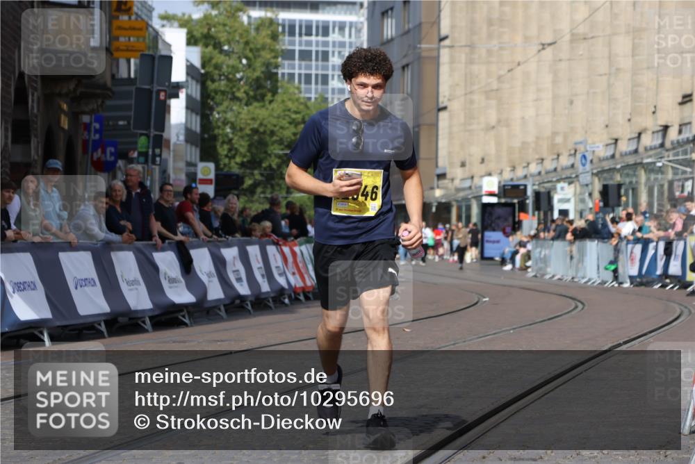 13.09.2026 - 21. swb-Marathon Bremen Strokosch-Dieckow http://msf.ph/oto/10295696 13.09.2026 11:26:19 Ziel 11538 meine-sportfotos.de