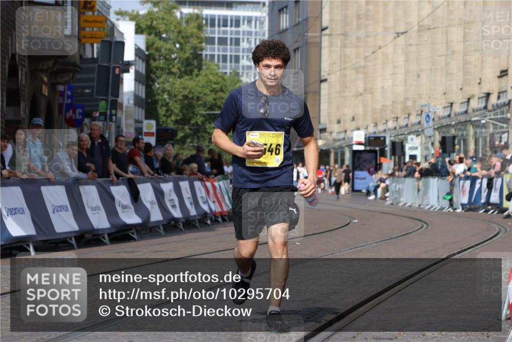 13.09.2026 - 21. swb-Marathon Bremen Strokosch-Dieckow http://msf.ph/oto/10295704 13.09.2026 11:26:19 Ziel 11538 meine-sportfotos.de