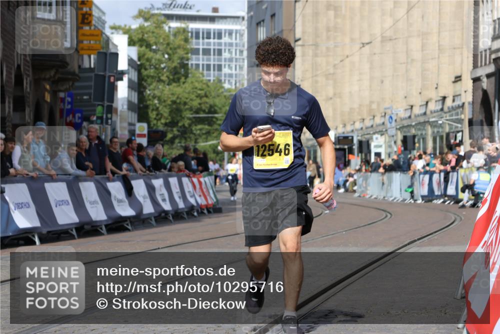 13.09.2026 - 21. swb-Marathon Bremen Strokosch-Dieckow http://msf.ph/oto/10295716 13.09.2026 11:26:20 Ziel 10667, 11538 meine-sportfotos.de