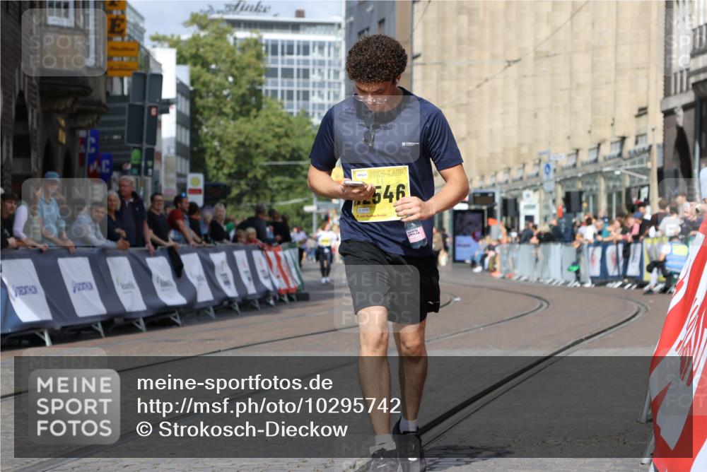 13.09.2026 - 21. swb-Marathon Bremen Strokosch-Dieckow http://msf.ph/oto/10295742 13.09.2026 11:26:20 Ziel 10667, 11538 meine-sportfotos.de