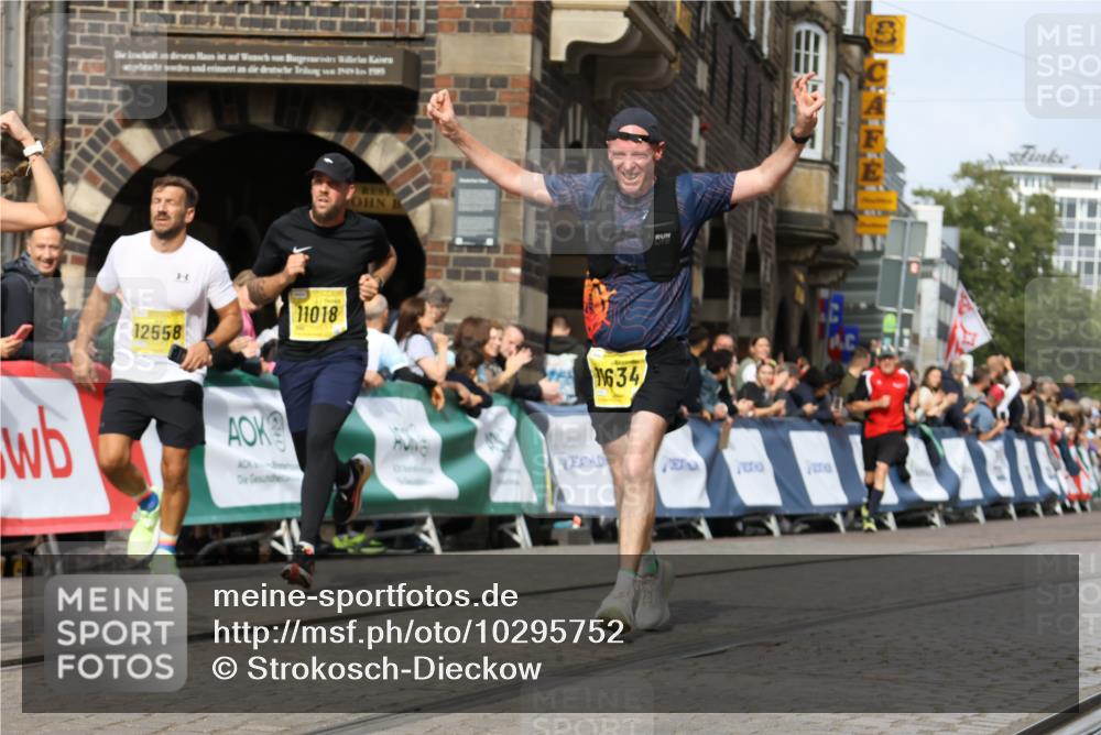 13.09.2026 - 21. swb-Marathon Bremen Strokosch-Dieckow http://msf.ph/oto/10295752 13.09.2026 10:47:57 Ziel 10172, 10210, 10223, 10270, 10393, 10592, 10594, 10807, 10860, 10873, 11018, 11130, 11469, 11634, 11646, 11809, 11894, 12077, 12296, 12318, 12547, 13521, 10142, 10316, 10329, 11058, 11193, 12354, 12487, 13620 meine-sportfotos.de