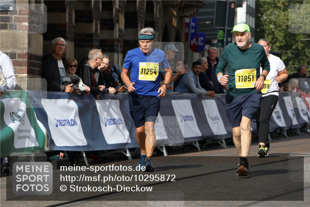 13.09.2026 - 21. swb-Marathon Bremen Strokosch-Dieckow http://msf.ph/oto/10295872 13.09.2026 11:26:59 Ziel 10573, 10667, 11538 meine-sportfotos.de