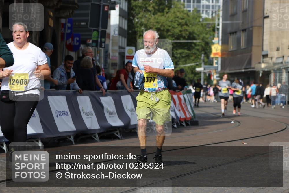 13.09.2026 - 21. swb-Marathon Bremen Strokosch-Dieckow http://msf.ph/oto/10295924 13.09.2026 11:27:03 Ziel 10573, 10667, 11538 meine-sportfotos.de