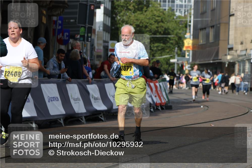13.09.2026 - 21. swb-Marathon Bremen Strokosch-Dieckow http://msf.ph/oto/10295932 13.09.2026 11:27:03 Ziel 10573, 10667, 11538 meine-sportfotos.de