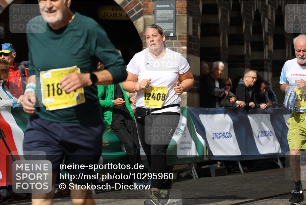 13.09.2026 - 21. swb-Marathon Bremen Strokosch-Dieckow http://msf.ph/oto/10295960 13.09.2026 11:27:05 Ziel 10573, 10667, 11538 meine-sportfotos.de