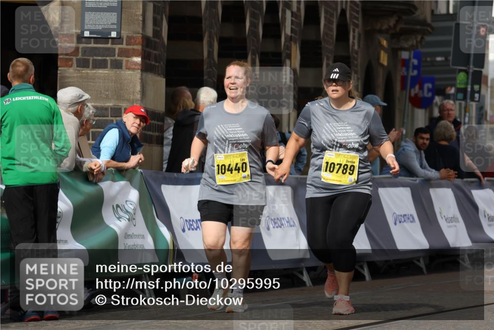 13.09.2026 - 21. swb-Marathon Bremen Strokosch-Dieckow http://msf.ph/oto/10295995 13.09.2026 11:27:29 Ziel 12377, 12408 meine-sportfotos.de