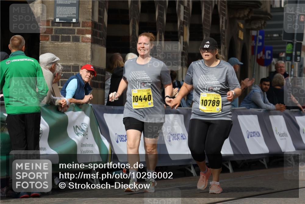 13.09.2026 - 21. swb-Marathon Bremen Strokosch-Dieckow http://msf.ph/oto/10296002 13.09.2026 11:27:29 Ziel 12377, 12408 meine-sportfotos.de