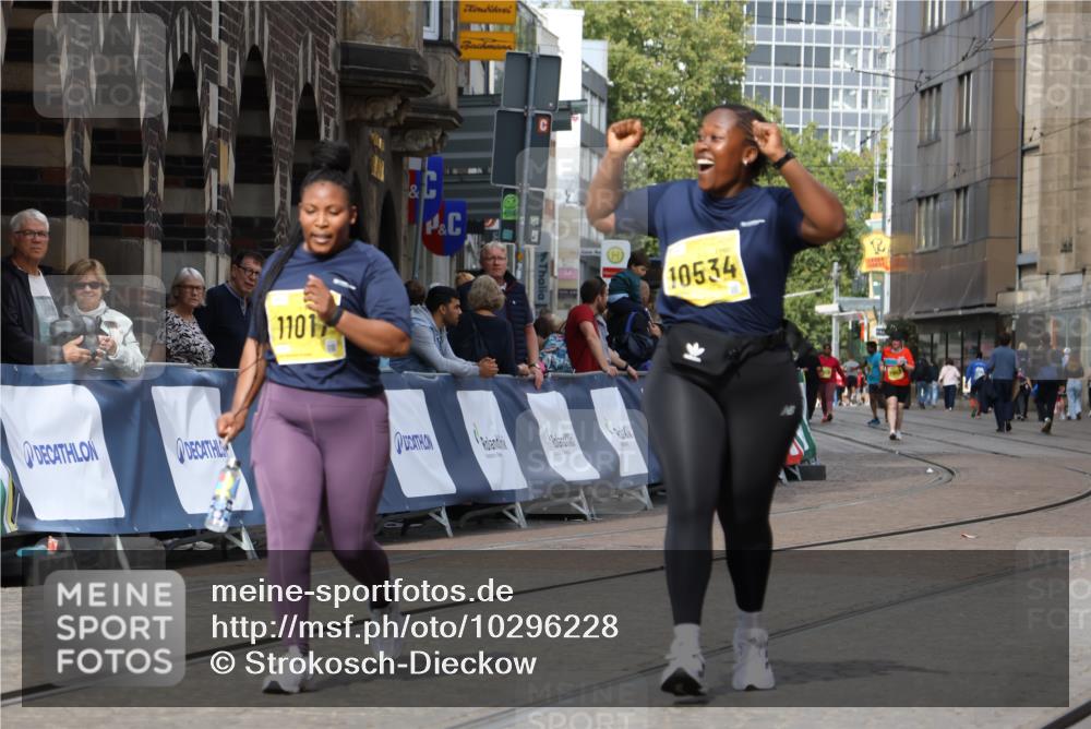 13.09.2026 - 21. swb-Marathon Bremen Strokosch-Dieckow http://msf.ph/oto/10296228 13.09.2026 11:28:33 Ziel 11161 meine-sportfotos.de