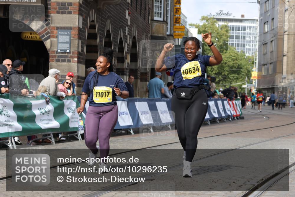 13.09.2026 - 21. swb-Marathon Bremen Strokosch-Dieckow http://msf.ph/oto/10296235 13.09.2026 11:28:34 Ziel 11161 meine-sportfotos.de