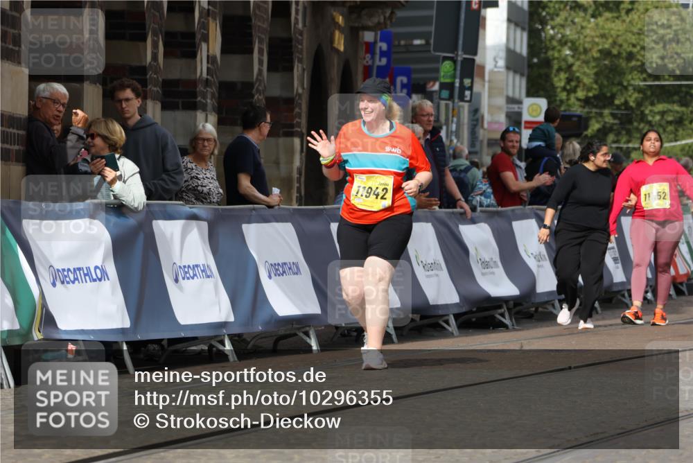 13.09.2026 - 21. swb-Marathon Bremen Strokosch-Dieckow http://msf.ph/oto/10296355 13.09.2026 11:29:05 Ziel 11352, 11444, 11496 meine-sportfotos.de